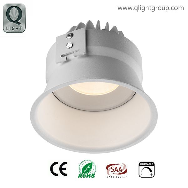 Tiltable round recessed down light
